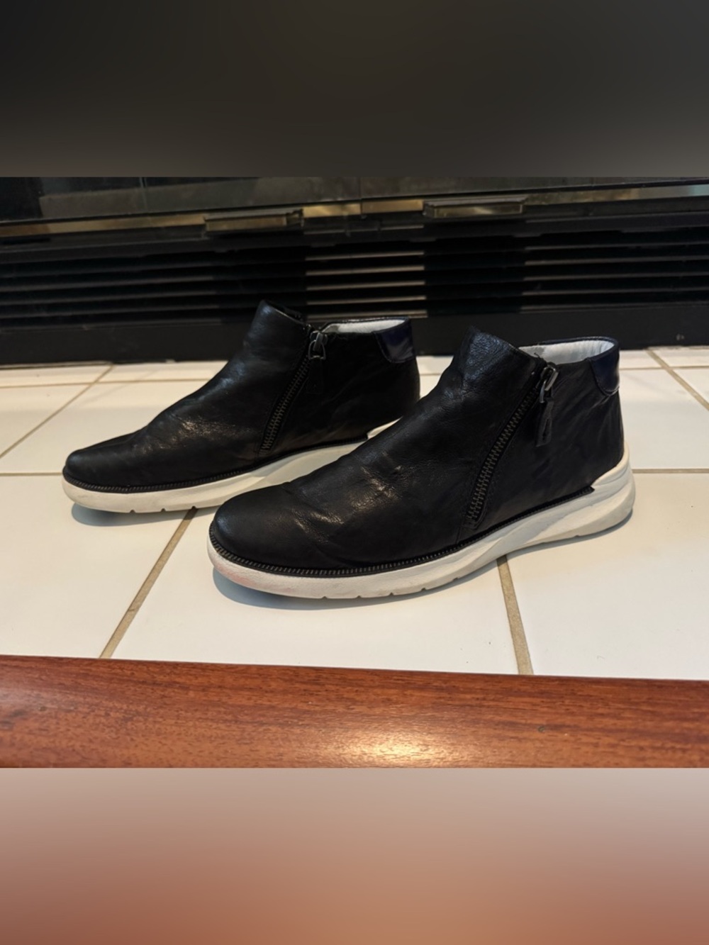 Johnston and Murphy Black Sheepskin Leather Emery Zip Sneaker Booties size 7.5
